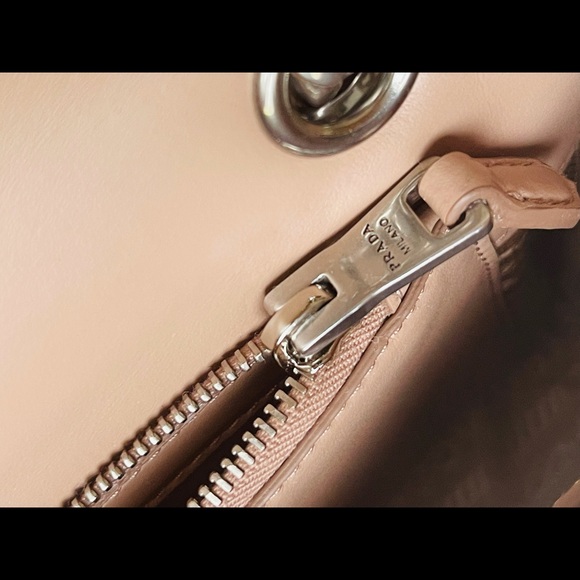 Authentic PRADA DIAGRAMME LEATHER HANDBAG - Picture 5 of 6